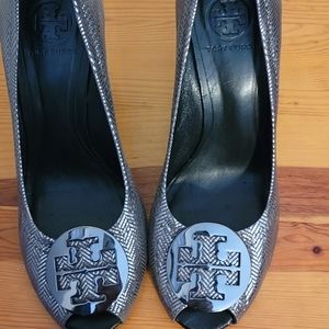 Tory Burch Herringbone Pattern Silver Wedge Size 8.5
